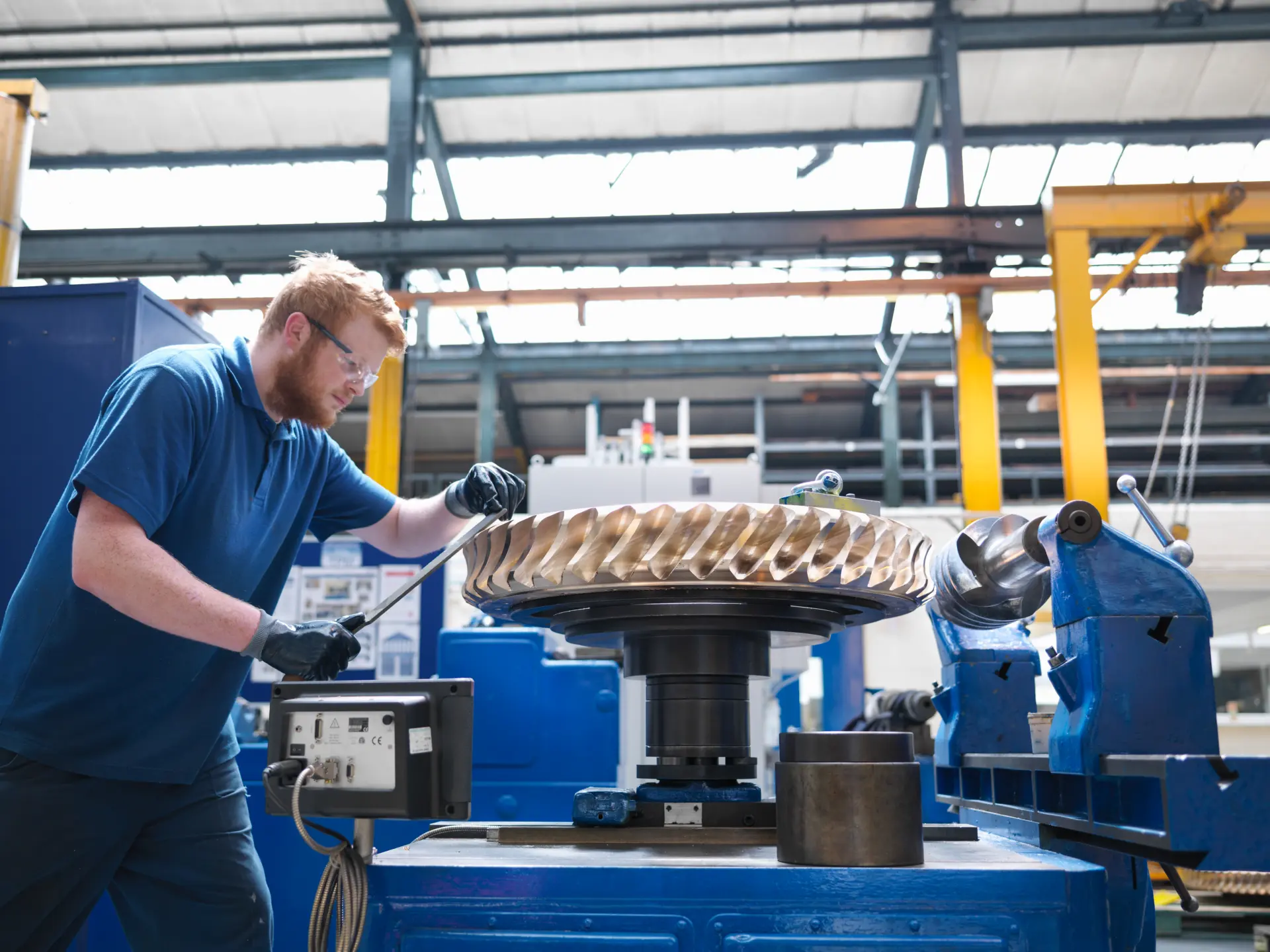 Arbeiter in einer Fabrick am Schleifen